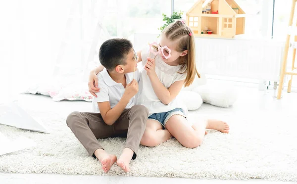 Crianças felizes com óculos em paus — Fotografia de Stock