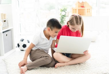 Odada dizüstü bilgisayar kullanan güzel çocuklar