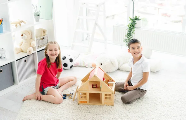 Niños felices divirtiéndose en la sala de juegos — Foto de Stock