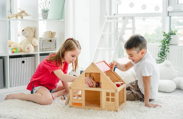 Niedliche kleine Junge und Mädchen spielen drinnen — Stockfoto