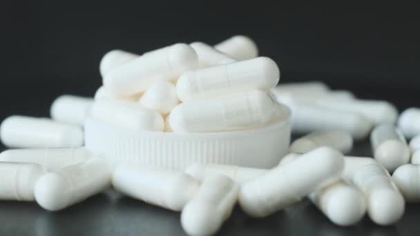 Pílulas médicas brancas — Vídeo de Stock