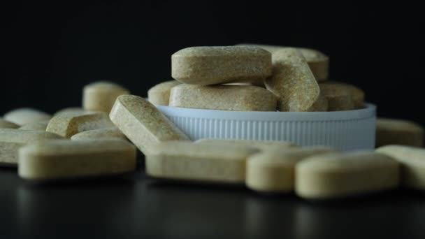 Pila de píldoras de vitaminas — Vídeo de stock