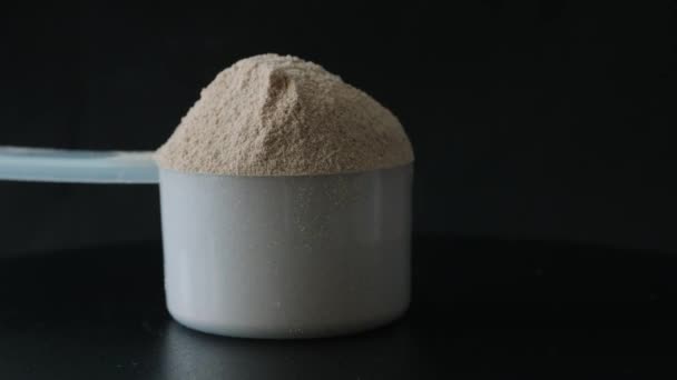 Σκόνη πρωτεΐνης σε σέσουλα — Αρχείο Βίντεο