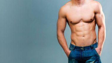 Gri arka plandaki kaslı adam