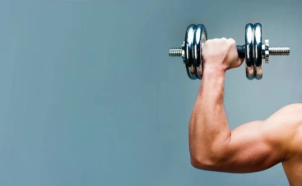 Uomo muscoloso su sfondo grigio — Foto Stock