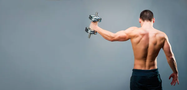 Muskulös man på grå bakgrund — Stockfoto