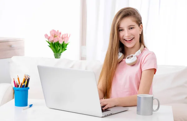 Meisje is met behulp van laptop op uw gemak — Stockfoto