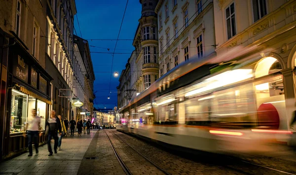 Tramvaj na městské ulici — Stock fotografie