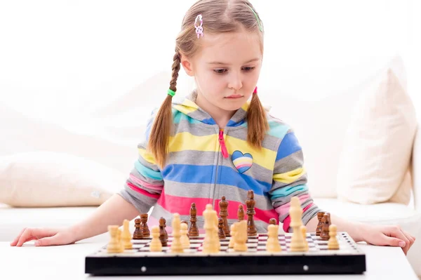 Menina bonito jogar xadrez — Fotografia de Stock