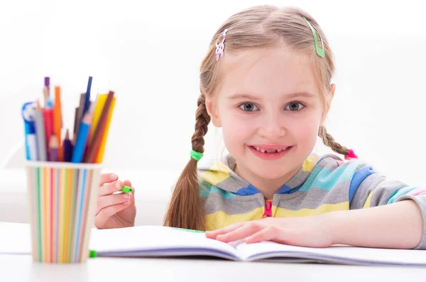 Klein grappig meisje spelen met markers aan de tafel — Stockfoto