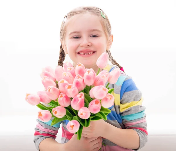 春の花の花束を持つ若い子供 — ストック写真