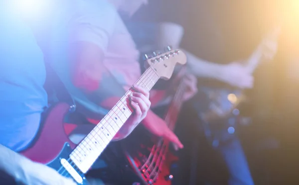 Artista musical tocando solo por guitarra — Fotografia de Stock