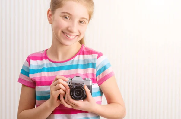 Menina segurando câmera de fotos — Fotografia de Stock