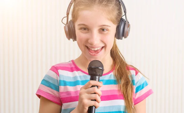 Girl singing at studio — Stock Photo, Image