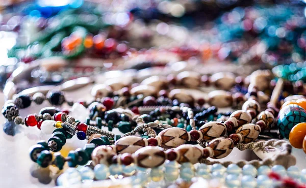 Плетеные браслеты с бусами — стоковое фото