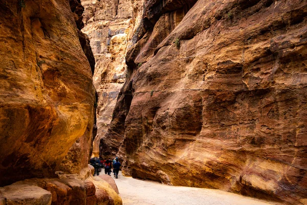 Gruppo di turisti in cammino a Petra — Foto Stock