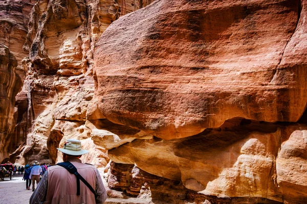 Intresserad turist i Petra, Jordanien — Stockfoto