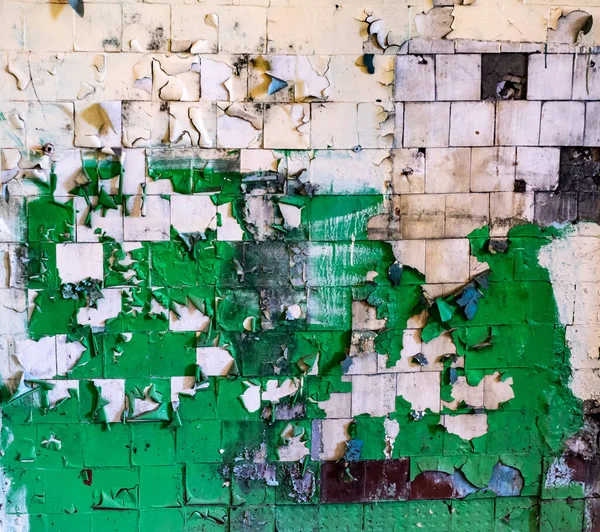 Parede de concreto verde velho com pedaços rachados de tinta, fundo — Fotografia de Stock