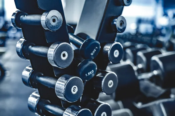 Rows with a set of dumbbells — Stock Photo, Image