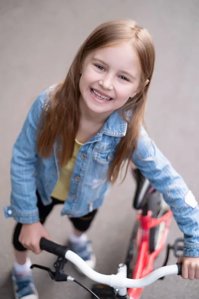 Cute little girl z rowerem — Zdjęcie stockowe