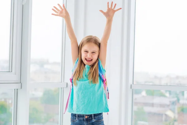 Menina muito feliz por ir para a escola neste outono — Fotografia de Stock