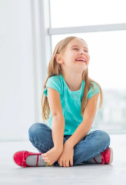 Blondes kleines Mädchen im hellen Zimmer — Stockfoto