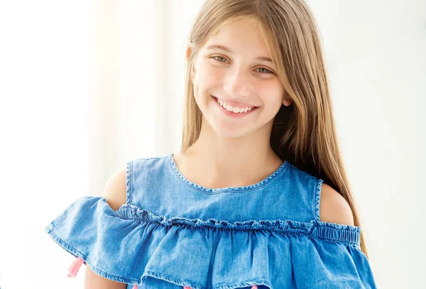 Retrato de chica sonriente —  Fotos de Stock