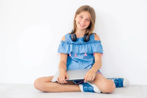 Smiling girl sits with closed laptop — Stock Photo, Image