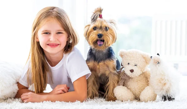 Smiling girl and her friends — Stock Photo, Image