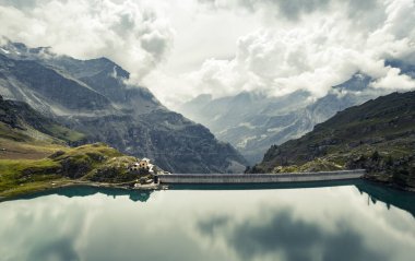 Dağlardaki barajın panoramik manzarası