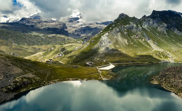 Landschaft mit Bergsee — Stockfoto