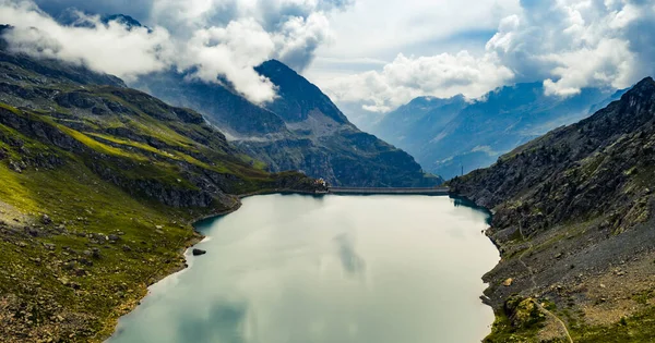 Alpen rund um den Bergsee — Stockfoto