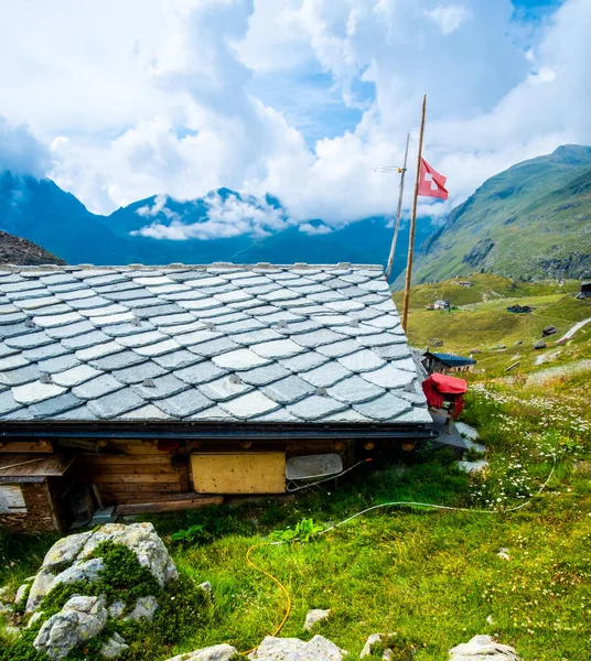 Vista montanha com uma casa — Fotografia de Stock