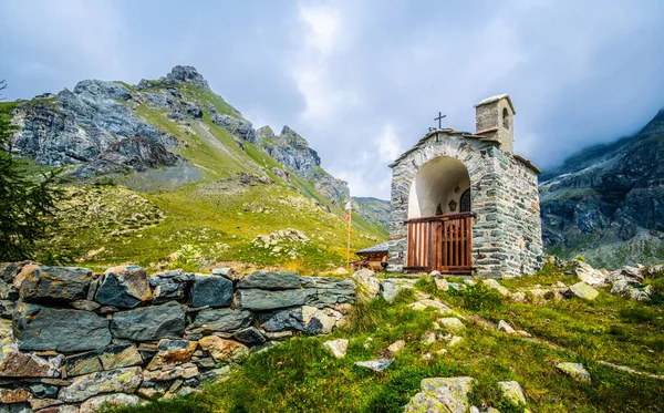 Kaplica otaczająca Alpy — Zdjęcie stockowe
