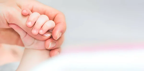 Baby hält Mutter den Finger — Stockfoto