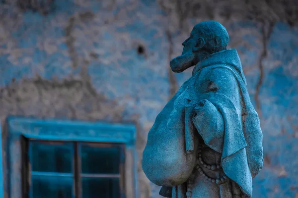 Statue of monk — Stock Photo, Image