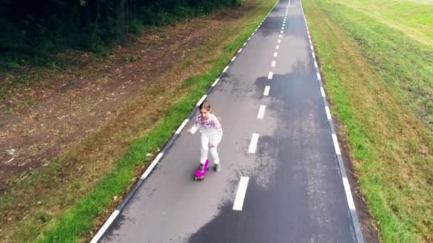 Little girl riding on a penny board — Stock Video