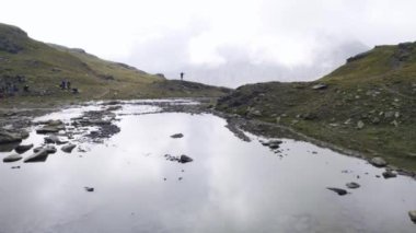 Dağda dalgalanan turist