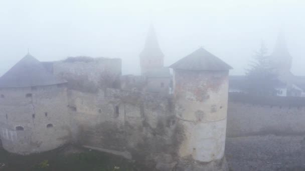 Drone luchtfoto van Kamianets-Podilskyi kasteel in Oekraïne onder de mist — Stockvideo