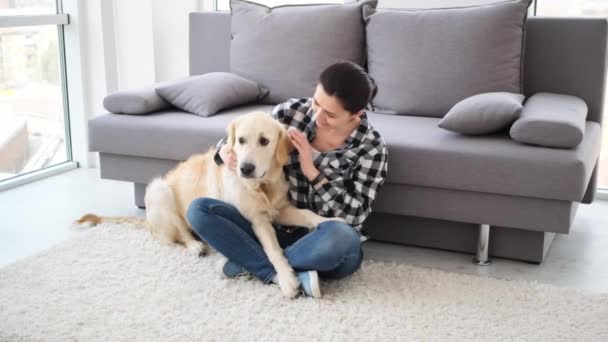 Hermosa mujer acariciando lindo perro — Vídeo de stock