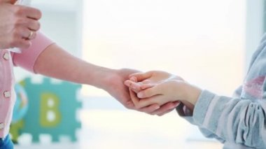 İnsanlar dezenfektan kullanıyor.