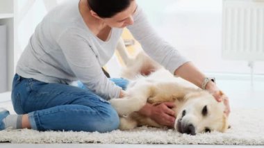 Güzel bir kadın güzel bir köpeği avuçluyor