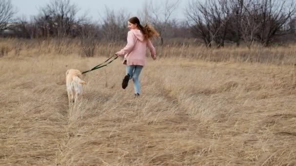 개를 데리고 자연 속을 달리는 소녀 — 비디오