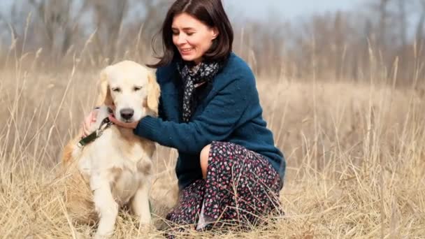 Mujer bonita con lindo perro — Vídeo de stock