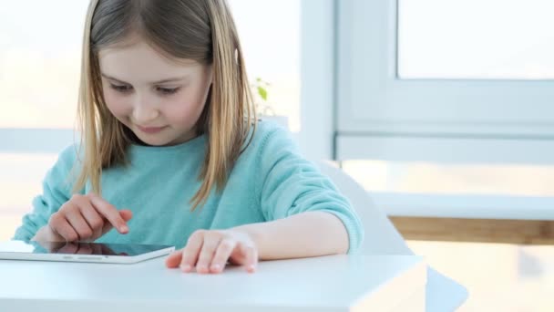 Schöne kleine Mädchen mit Tablet — Stockvideo