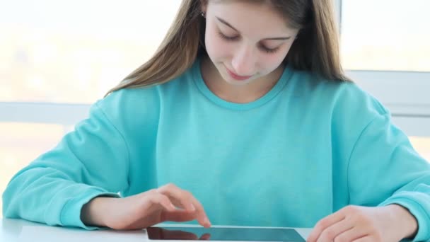 Menina bonito usando tablet — Vídeo de Stock