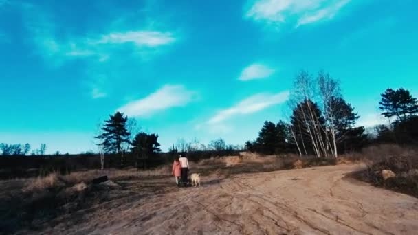 Mujer y niña paseando perro — Vídeo de stock