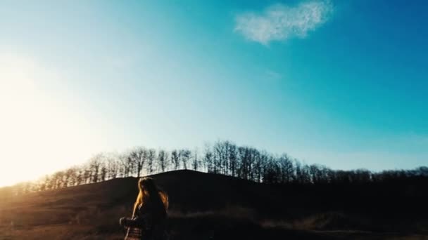 Šťastná dívka běží na přírodě — Stock video