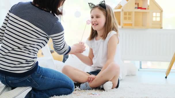 Madre poniendo gafas en la pequeña hija — Vídeos de Stock