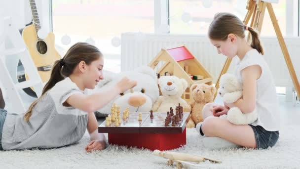 Lindas irmãs jogando xadrez no chão — Vídeo de Stock
